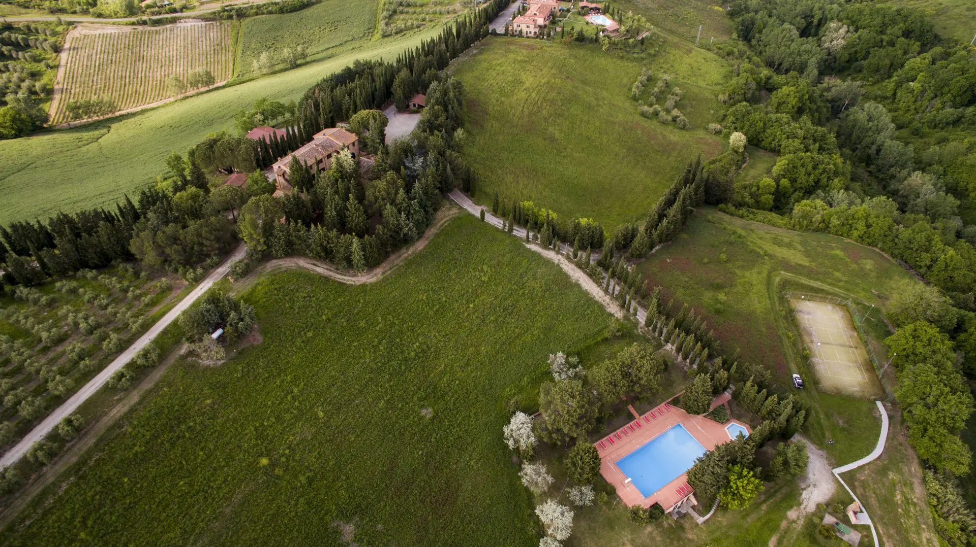 A bird 's eye view of some houses and fields.